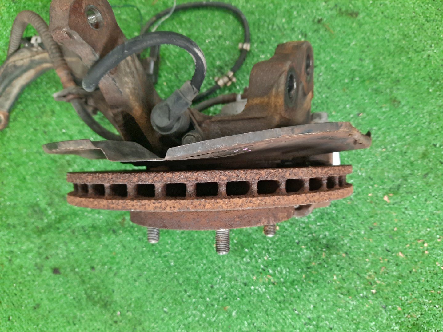 Ступица левая передняя MITSUBISHI GALANT, LEGNUM EA1A, EA7A, EC1A, EC7A, EA3A, EC1W, EA1W, EA3W, EA4W, EC3W, EC4W, EC7W, EA7W 4G93, 4G94, 4G64, 6A12 3 ракурс