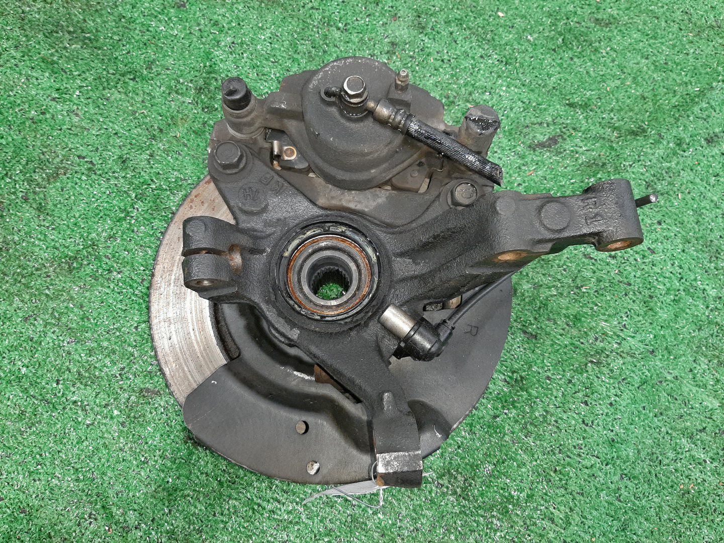 Ступица правая передняя MAZDA FAMILIA, PREMACY BJFW, BJ8W, BJFP, CP8W, CPEW FS-ZE, FP-DE, FS-DE 2 ракурс