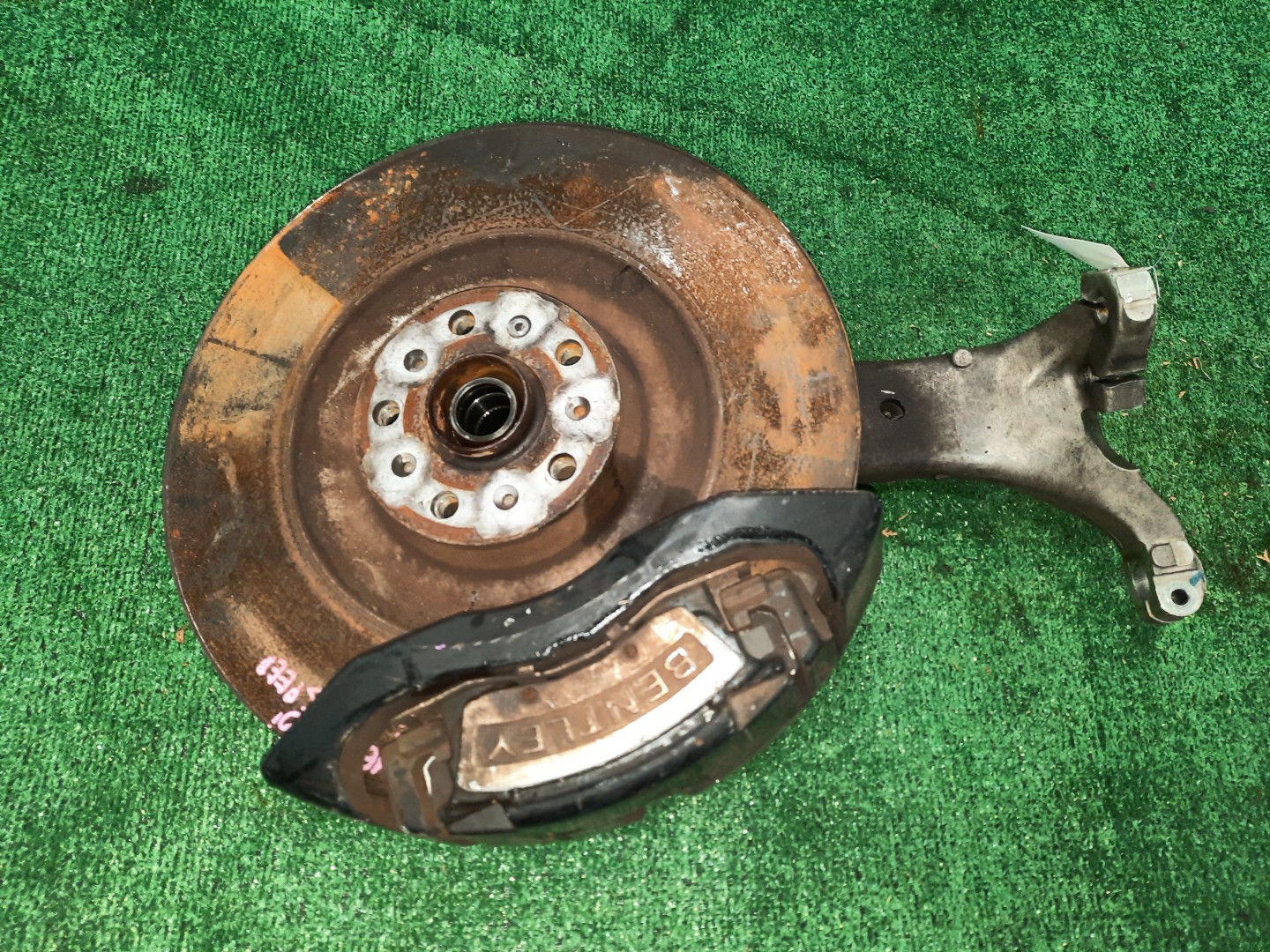 Ступица левая передняя BENTLEY FLYING SPUR 3W2 BWRA 1 ракурс