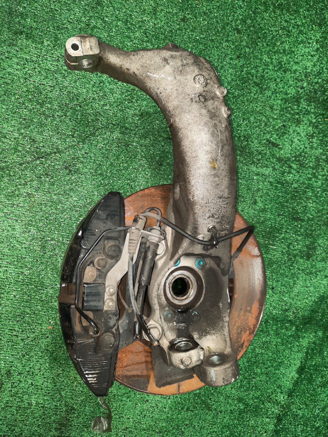 Ступица левая передняя BENTLEY FLYING SPUR 3W2 BWRA 3 ракурс