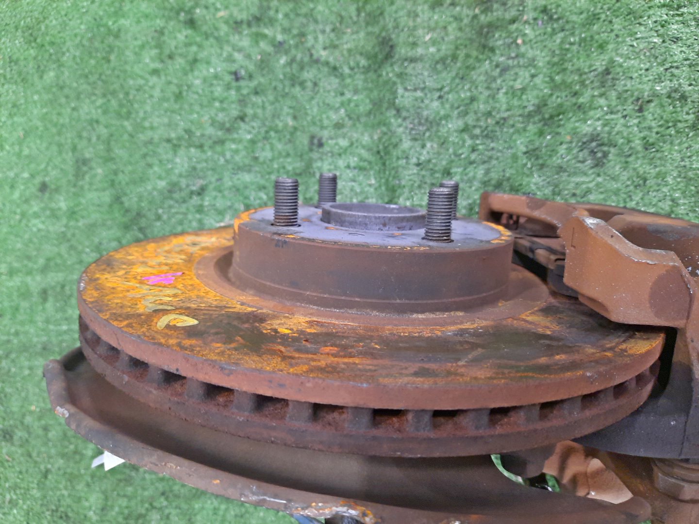 Ступица левая передняя TOYOTA AXIO, COROLLA FIELDER, COROLLA  AXIO, FIELDER NZE141, ZRE142, ZRE142G, NZE141G 1NZ-FE, 2ZR-FAE, 2ZR-FE 2 ракурс
