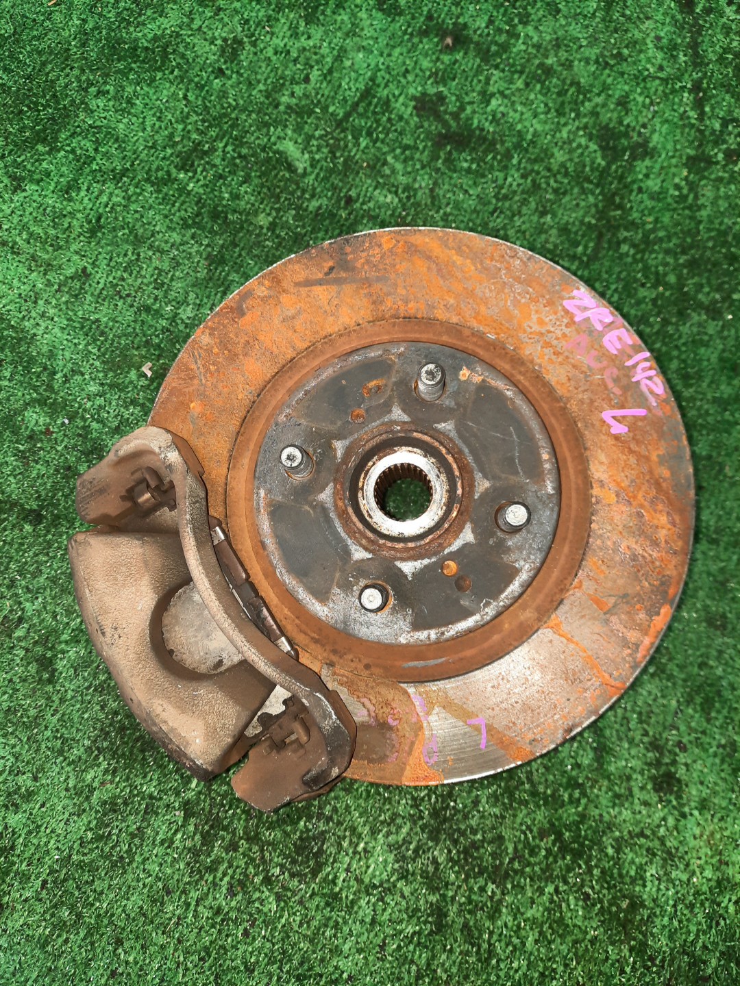 Ступица левая передняя TOYOTA AXIO, COROLLA FIELDER, COROLLA  AXIO, FIELDER NZE141, ZRE142, ZRE142G, NZE141G 1NZ-FE, 2ZR-FAE, 2ZR-FE 1 ракурс