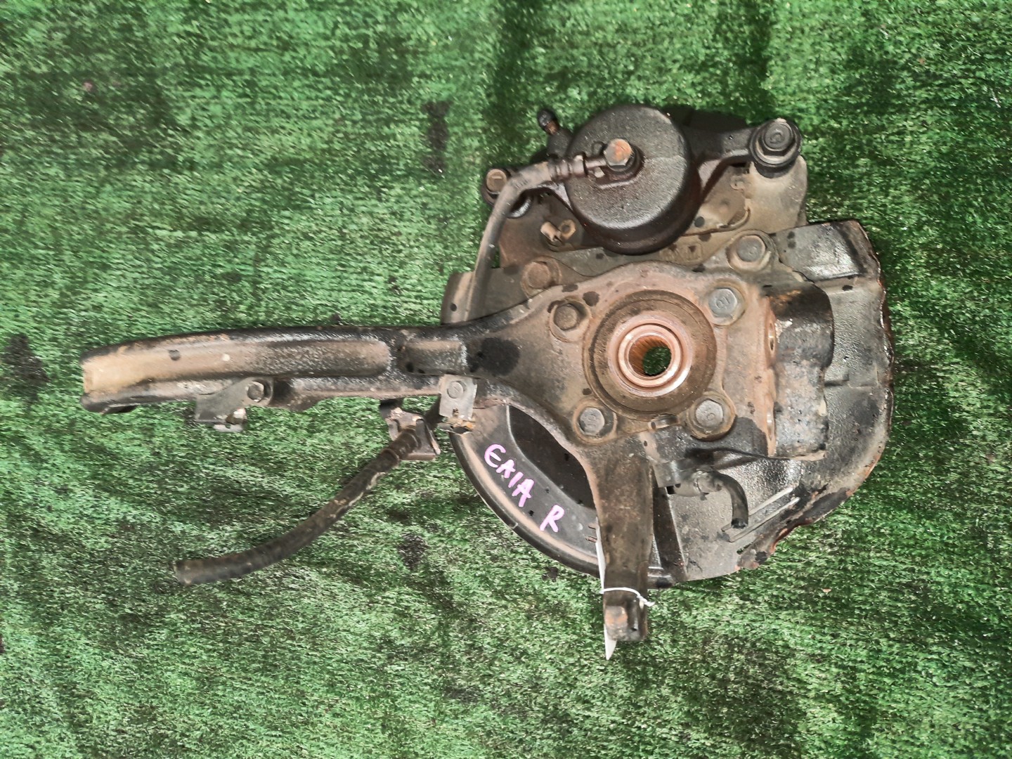 Ступица левая передняя MITSUBISHI GALANT, LEGNUM EA1A, EA7A, EC1A, EC7A, EA3A, EC1W, EA1W, EA3W, EA4W, EC3W, EC4W, EC7W, EA7W 4G93, 4G94, 4G64, 6A12 3 ракурс