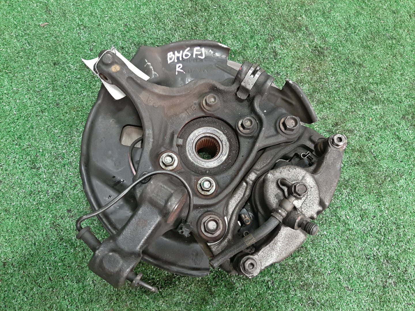 Ступица правая передняя MAZDA AXELA BM6FJ Z6 2 ракурс Ступица правая передняя MAZDA AXELA BM6FJ Z6 2 ракурс