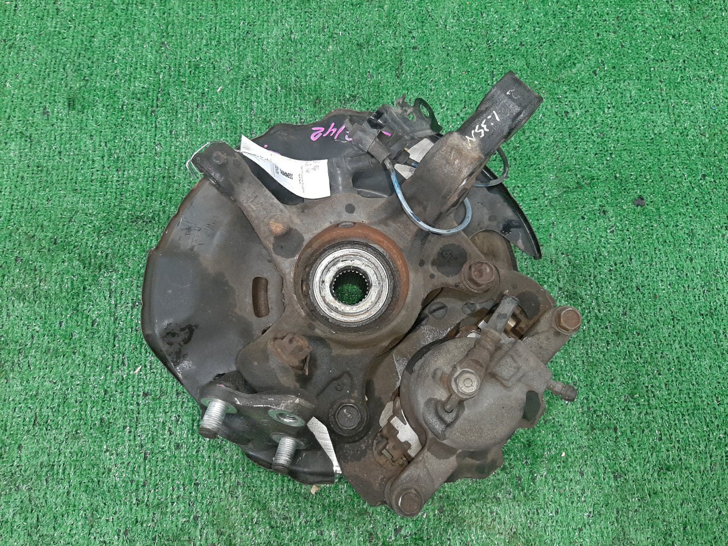 Ступица левая передняя TOYOTA AXIO, COROLLA FIELDER, COROLLA  AXIO, FIELDER NZE141, ZRE142, ZRE142G, NZE141G 1NZ-FE, 2ZR-FAE, 2ZR-FE 2 ракурс