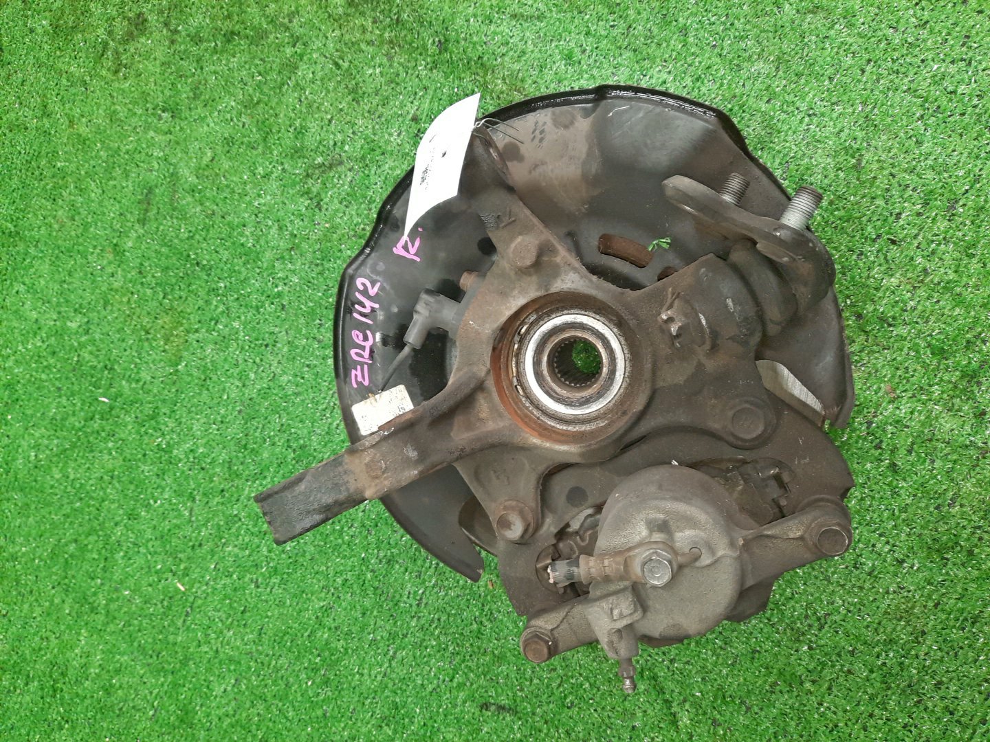 Ступица правая передняя TOYOTA AXIO, COROLLA FIELDER, COROLLA  AXIO, FIELDER NZE141, ZRE142, ZRE142G, NZE141G 1NZ-FE, 2ZR-FAE, 2ZR-FE 3 ракурс