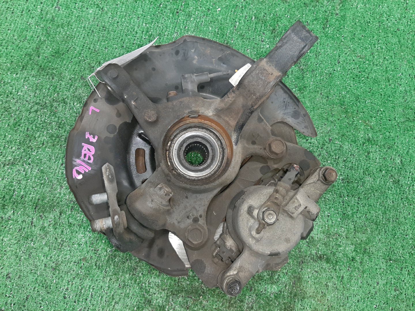 Ступица левая передняя TOYOTA AXIO, COROLLA FIELDER, COROLLA  AXIO, FIELDER NZE141, ZRE142, ZRE142G, NZE141G 1NZ-FE, 2ZR-FAE, 2ZR-FE 2 ракурс