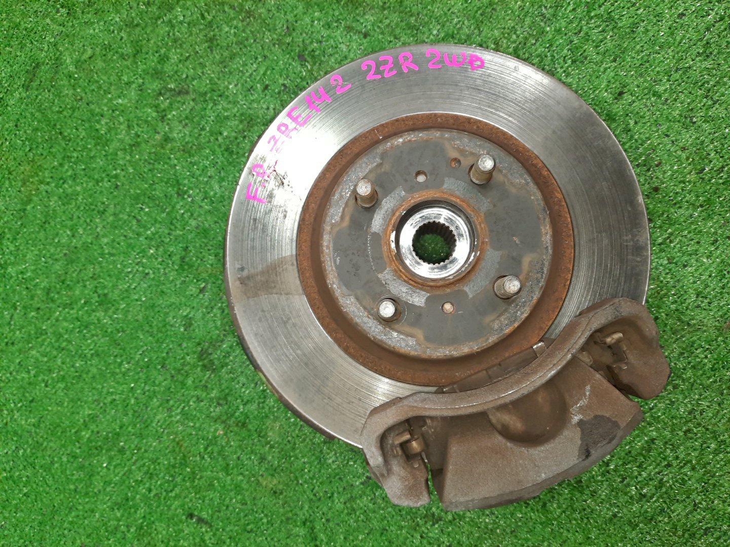 Ступица левая передняя TOYOTA AXIO, COROLLA FIELDER, COROLLA  AXIO, FIELDER NZE141, ZRE142, ZRE142G, NZE141G 1NZ-FE, 2ZR-FAE, 2ZR-FE 1 ракурс