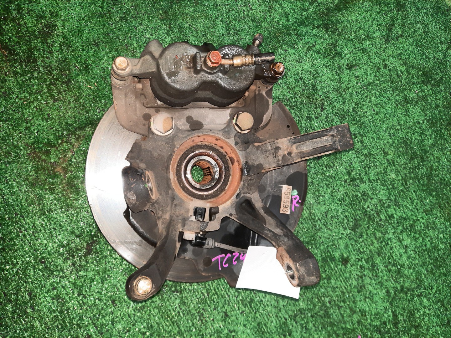 Ступица правая передняя NISSAN SERENA TNC24, TC24, RC24, PC24, PNC24, VC24, VNC24 QR20DE, QR25DE, SR20DE, YD25DDTI 3 ракурс