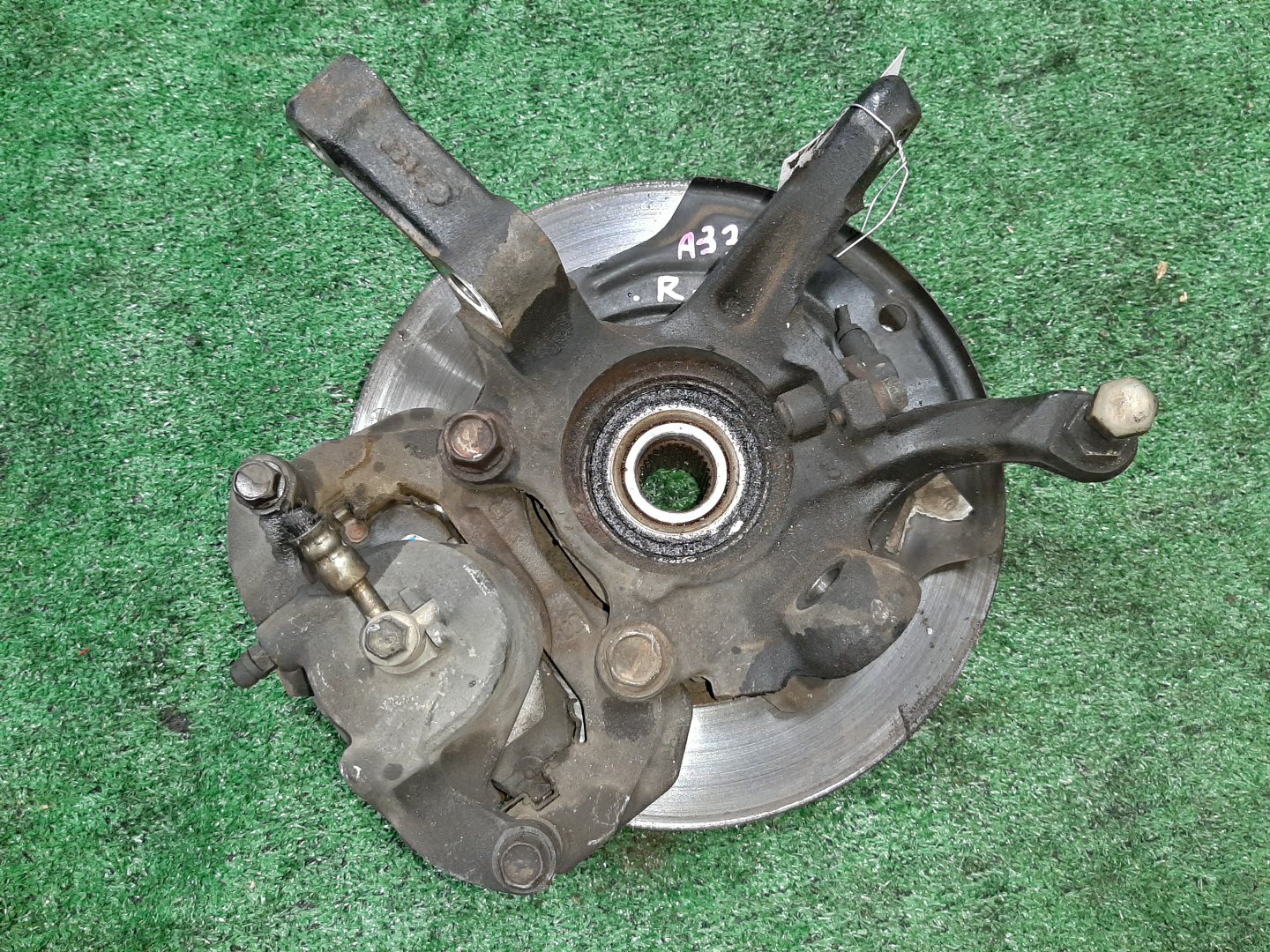Ступица правая передняя NISSAN CEFIRO A33 VQ20DE, VQ25DD 2 ракурс