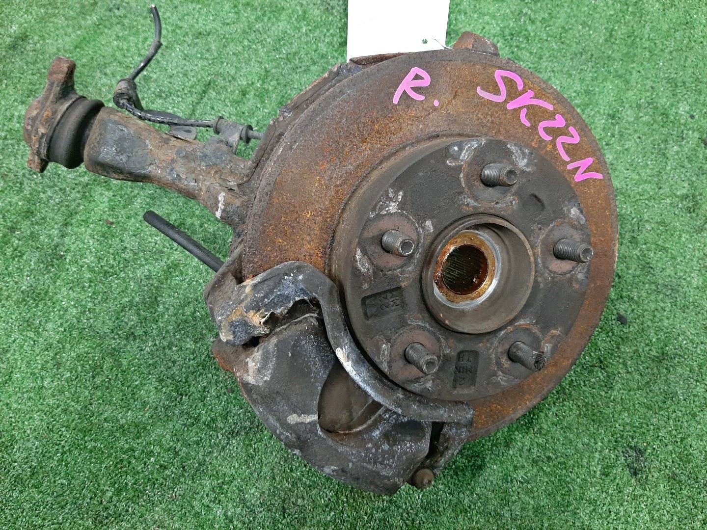 Ступица правая передняя MAZDA BONGO SK22L, SK22M, SKP2M, SKP2L, SK82L, SKF2M R2, L8, F8, RF-T 1 ракурс