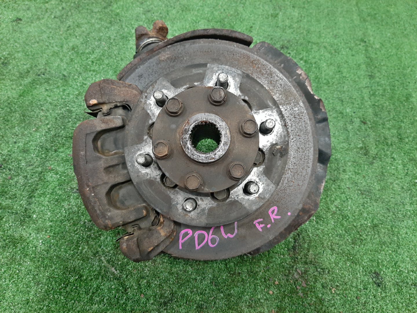 Ступица правая передняя MITSUBISHI DELICA PE6W, PD6W, PD4W, PD8W, PE8W, PF6W, PF8W 6G72, 4G64, 4M40T 1 ракурс Ступица правая передняя MITSUBISHI DELICA PE6W, PD6W, PD4W, PD8W, PE8W, PF6W, PF8W 6G72, 4G64, 4M40T 1 ракурс