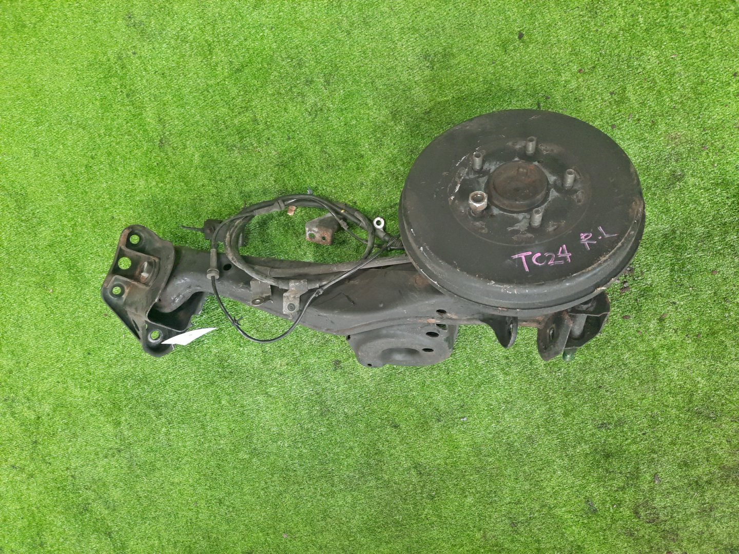 Ступица левая задняя  NISSAN SERENA TC24 QR20DE 1 ракурс