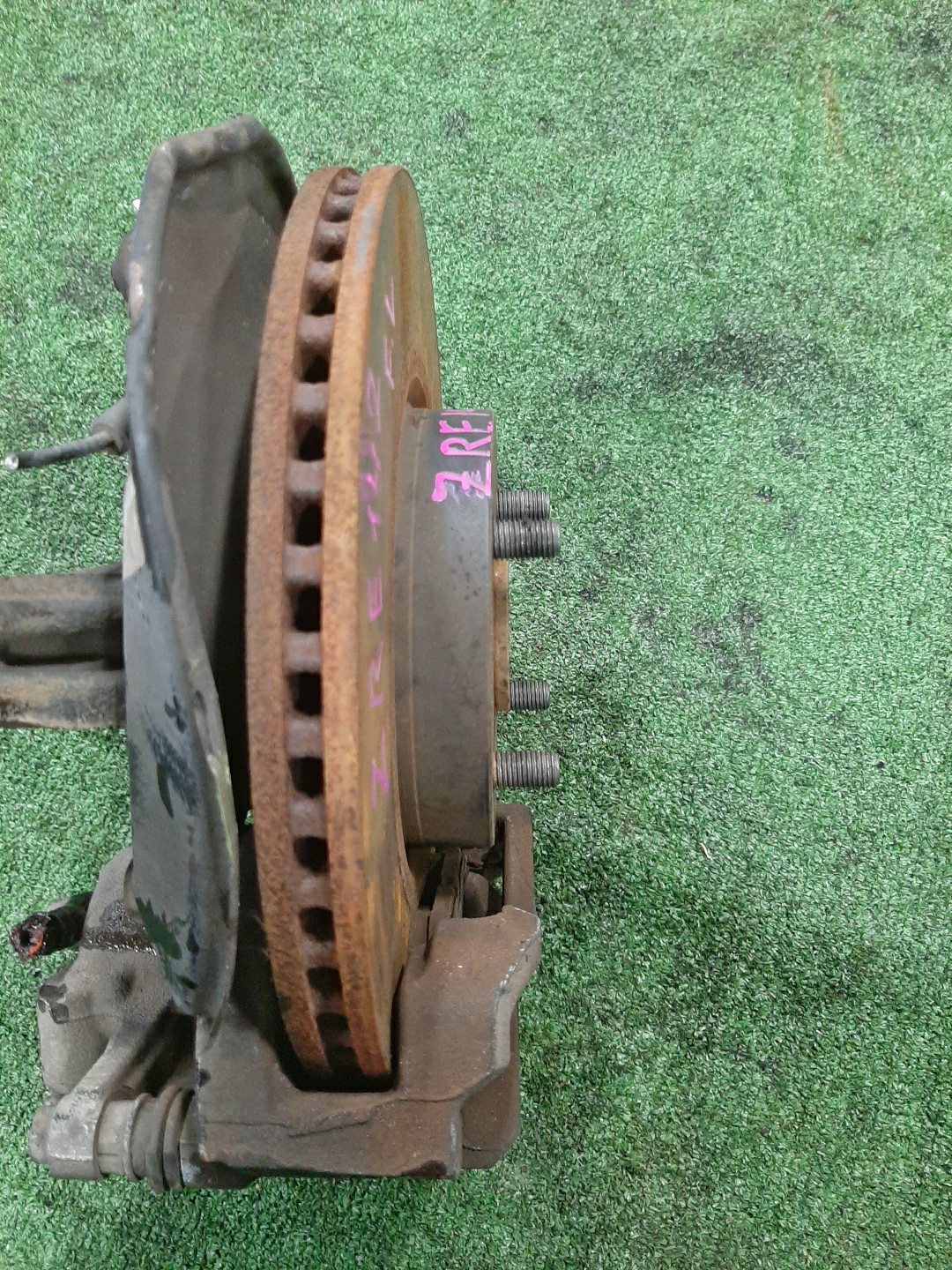 Ступица левая передняя TOYOTA AXIO, COROLLA FIELDER, COROLLA  AXIO, FIELDER NZE141, ZRE142, ZRE142G, NZE141G 1NZ-FE, 2ZR-FAE, 2ZR-FE 3 ракурс