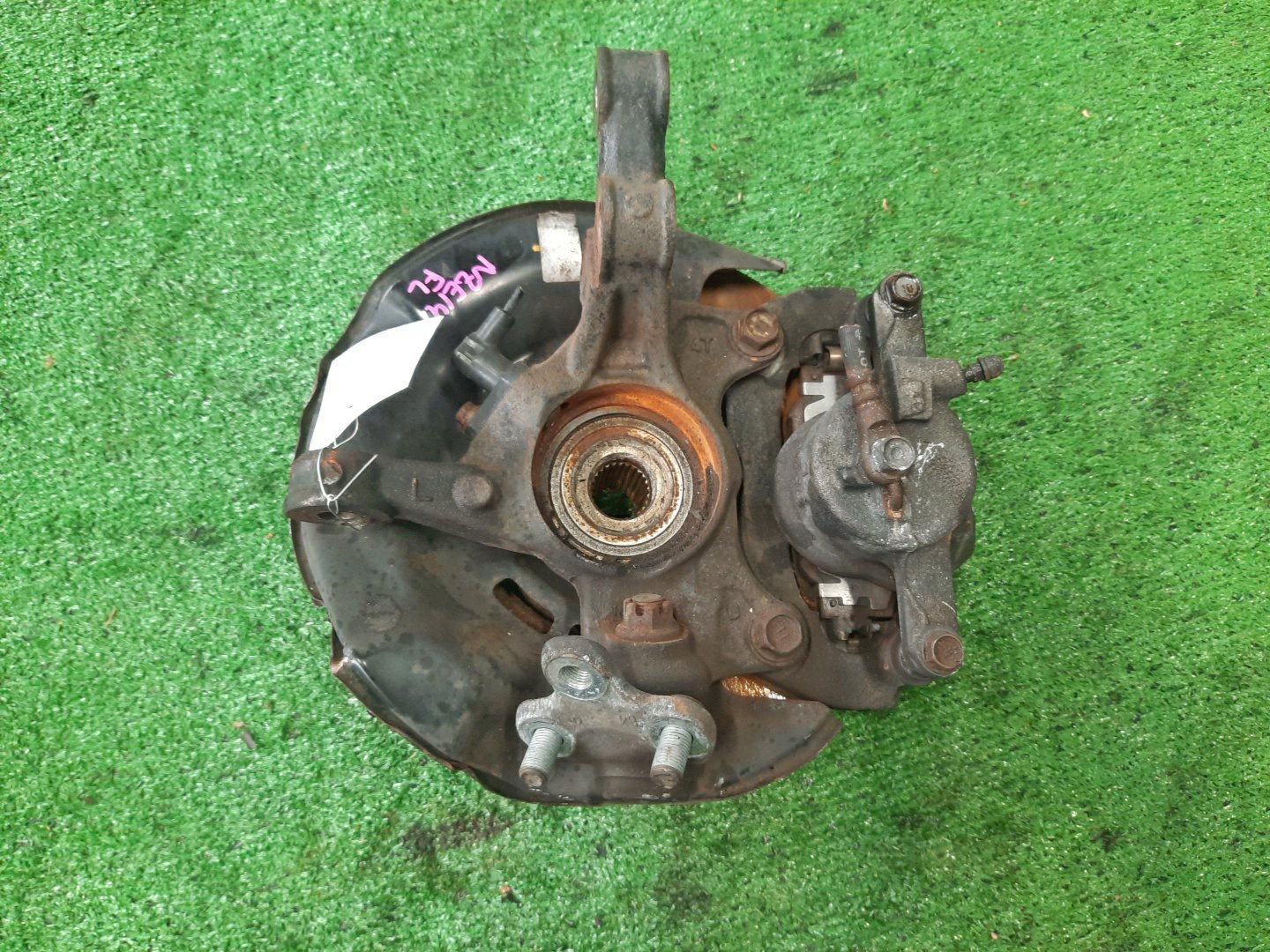 Ступица левая передняя TOYOTA AXIO, COROLLA FIELDER, COROLLA  AXIO, FIELDER NZE141, ZRE142, ZRE142G, NZE141G 1NZ-FE, 2ZR-FAE, 2ZR-FE 2 ракурс
