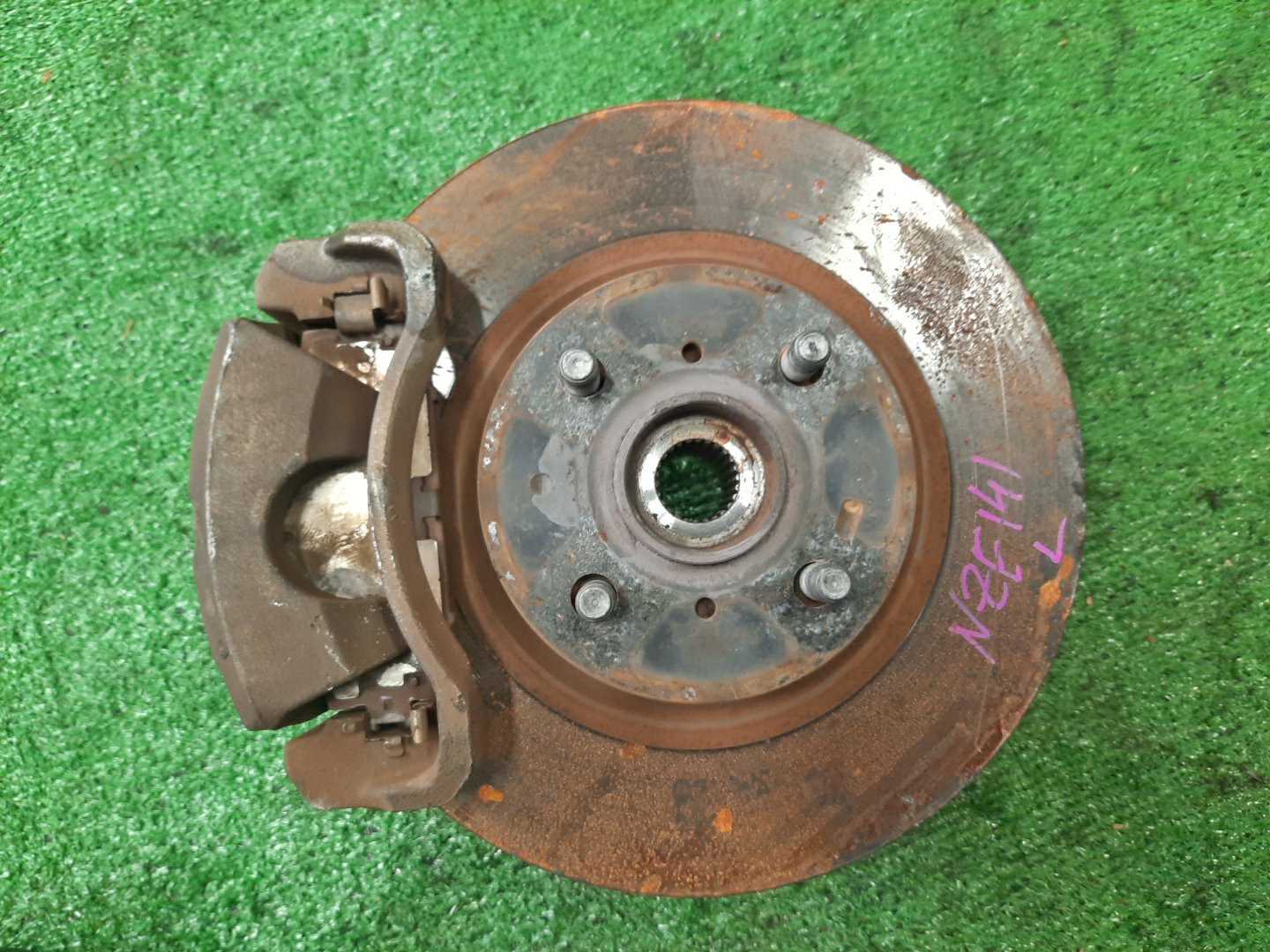 Ступица левая передняя TOYOTA AXIO, COROLLA FIELDER, COROLLA  AXIO, FIELDER NZE141, ZRE142, ZRE142G, NZE141G 1NZ-FE, 2ZR-FAE, 2ZR-FE 1 ракурс