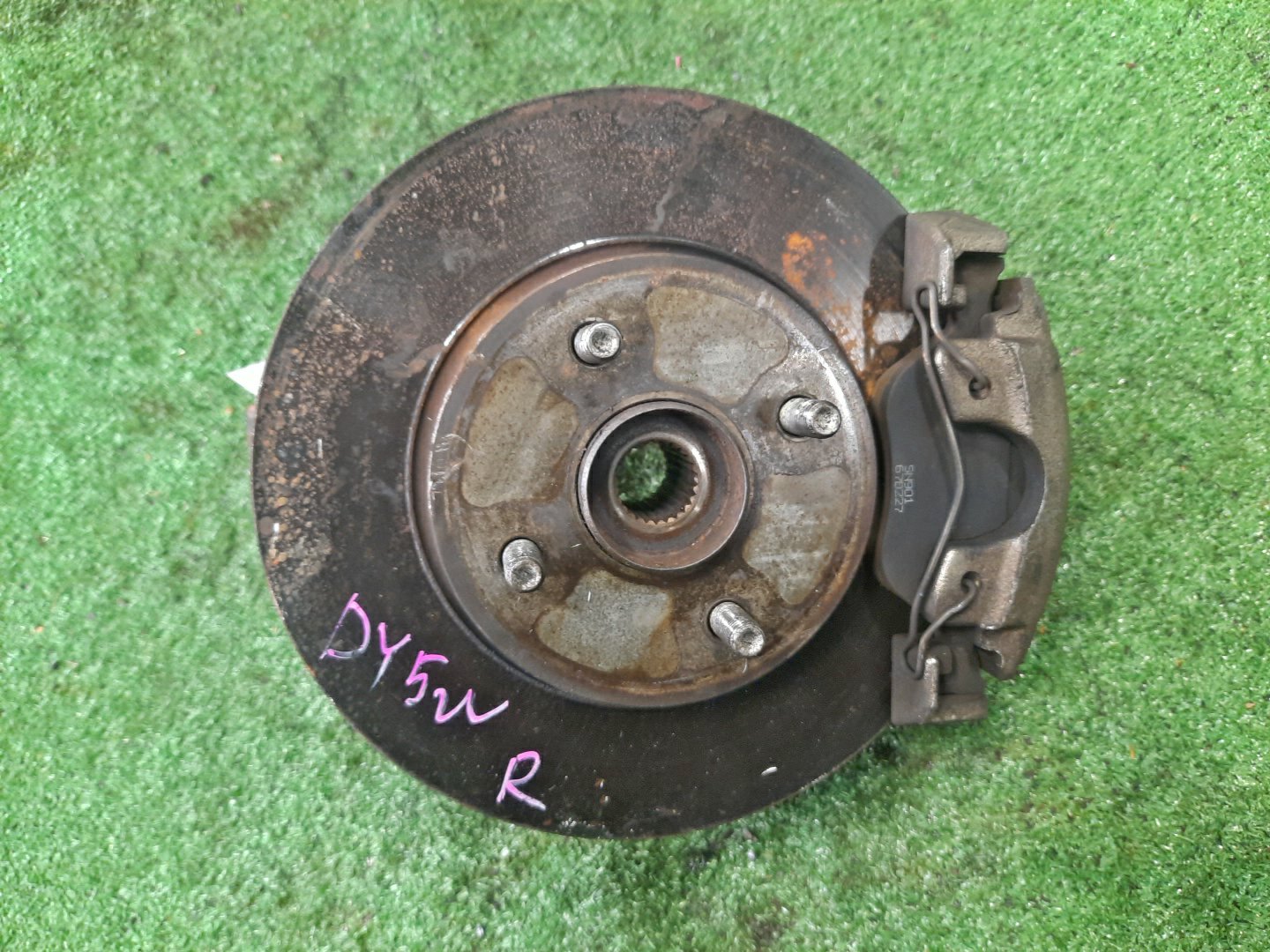 Ступица правая передняя MAZDA DEMIO, VERISA DY3W, DY5W, DY3R, DY5R, DC5R, DC5W ZJ-VE, ZY-VE 1 ракурс