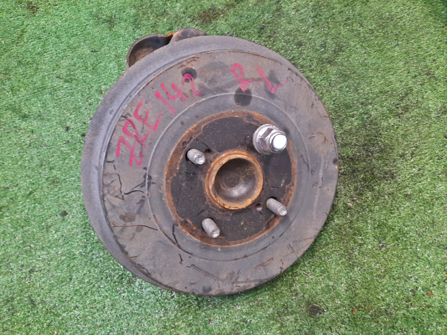 Ступица левая задняя TOYOTA AXIO, COROLLA FIELDER, COROLLA  AXIO, FIELDER NZE141, ZRE142, ZRE142G, NZE141G 1NZ-FE, 2ZR-FAE, 2ZR-FE 1 ракурс