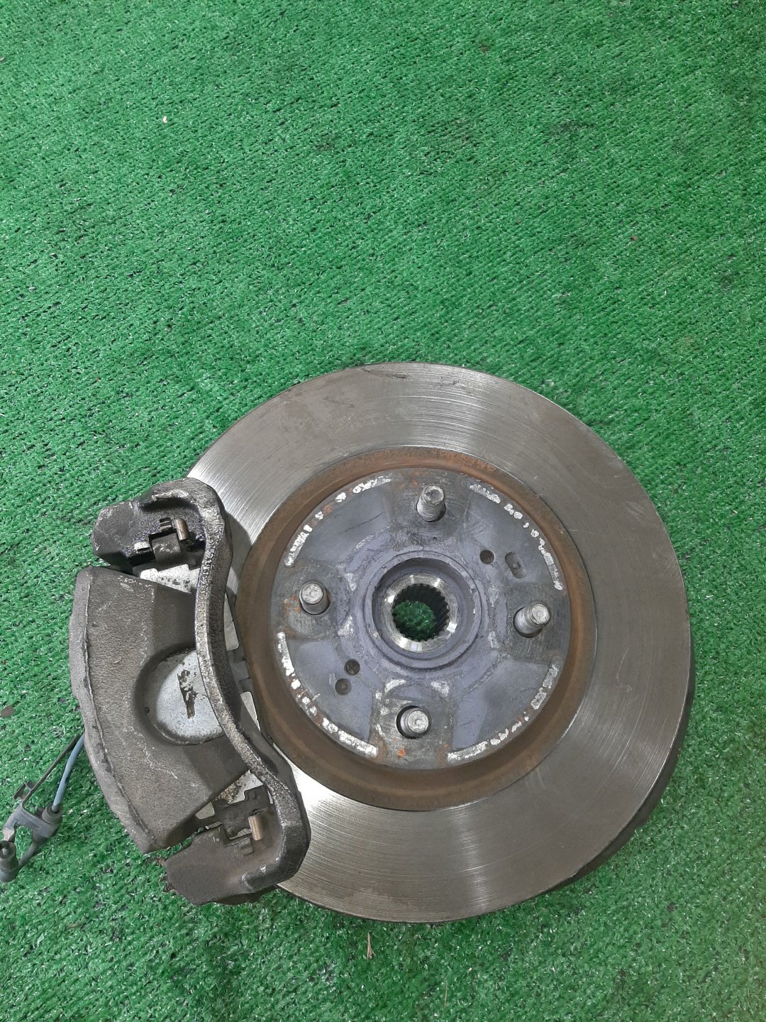 Ступица левая передняя TOYOTA AXIO, COROLLA FIELDER, COROLLA  AXIO, FIELDER NZE141, ZRE142, ZRE142G, NZE141G 1NZ-FE, 2ZR-FAE, 2ZR-FE 1 ракурс