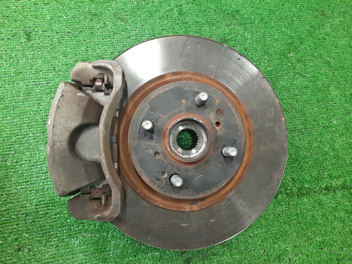 Ступица левая передняя TOYOTA AXIO, COROLLA FIELDER, COROLLA  AXIO, FIELDER NZE141, ZRE142, ZRE142G, NZE141G 1NZ-FE, 2ZR-FAE, 2ZR-FE 1 ракурс