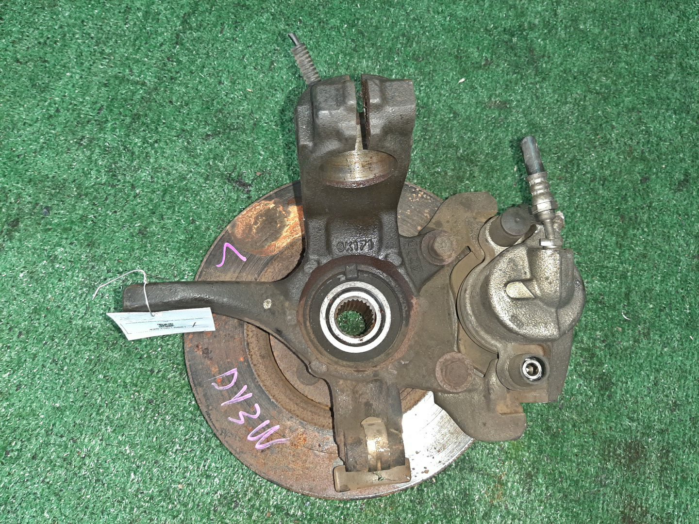 Ступица левая передняя MAZDA DEMIO, VERISA DY3W, DY5W, DY3R, DY5R, DC5R, DC5W ZJ-VE, ZY-VE 3 ракурс