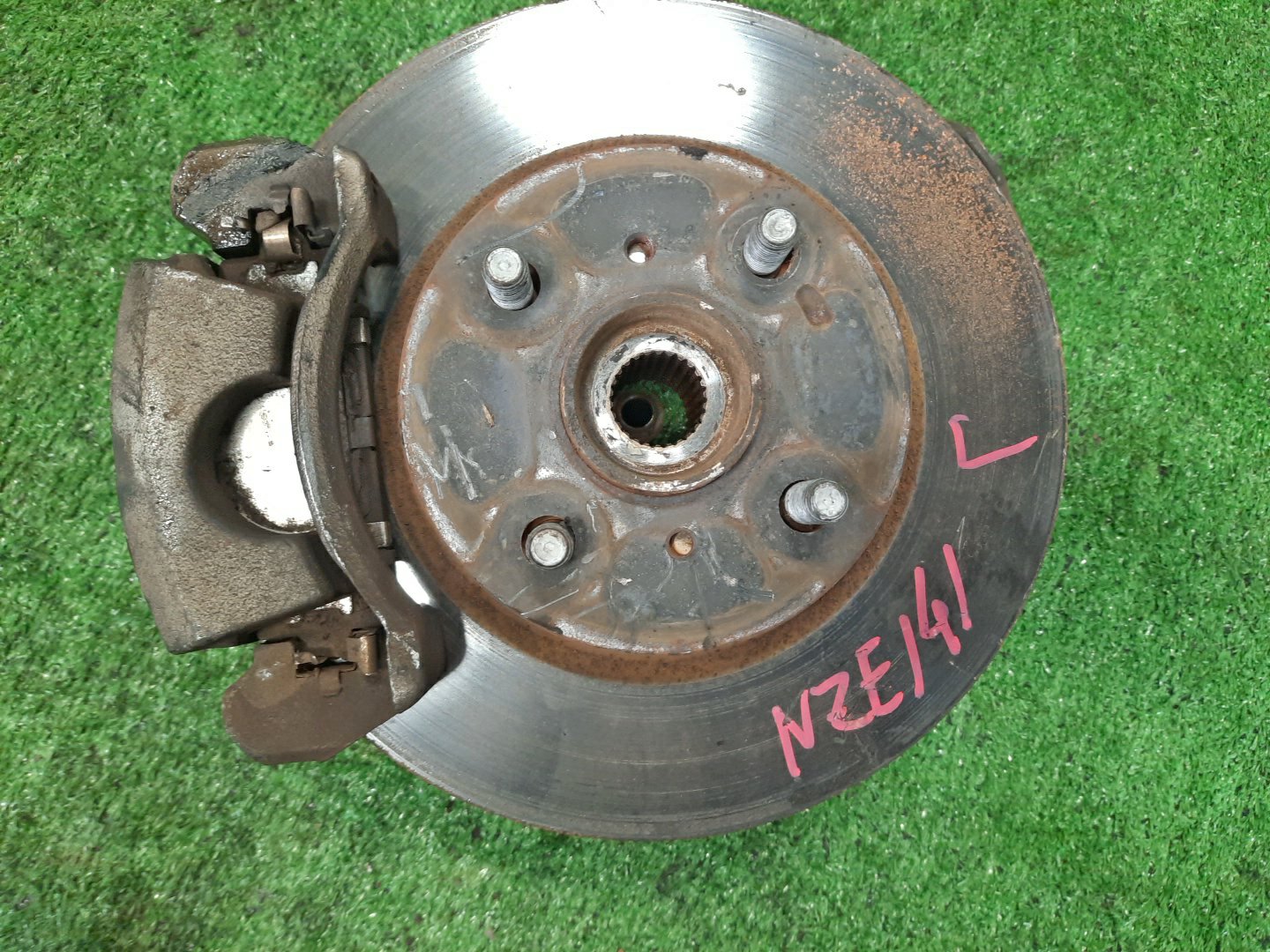 Ступица левая передняя TOYOTA AXIO, COROLLA FIELDER, COROLLA  AXIO, FIELDER NZE141, ZRE142, ZRE142G, NZE141G 1NZ-FE, 2ZR-FAE, 2ZR-FE 1 ракурс
