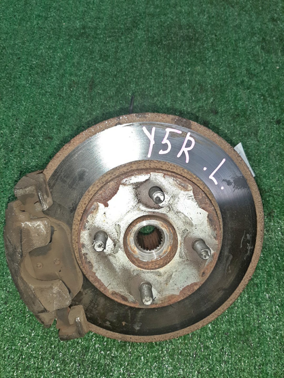 Ступица левая передняя MAZDA DEMIO, VERISA DY3W, DY5W, DY3R, DY5R, DC5R, DC5W ZJ-VE, ZY-VE 1 ракурс