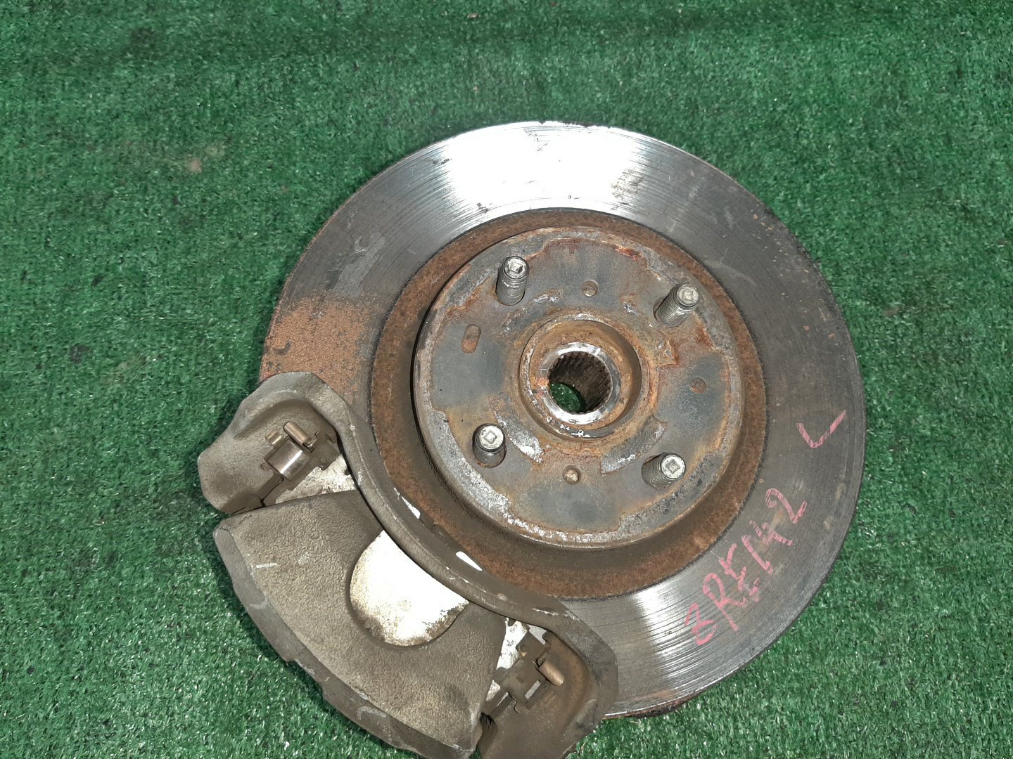 Ступица левая передняя TOYOTA AXIO, COROLLA FIELDER, COROLLA  AXIO, FIELDER NZE141, ZRE142, ZRE142G, NZE141G 1NZ-FE, 2ZR-FAE, 2ZR-FE 1 ракурс