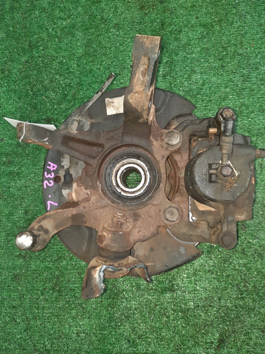 Ступица левая передняя NISSAN CEFIRO A32 VQ30DE, VQ20DE, VQ25DE 3 ракурс