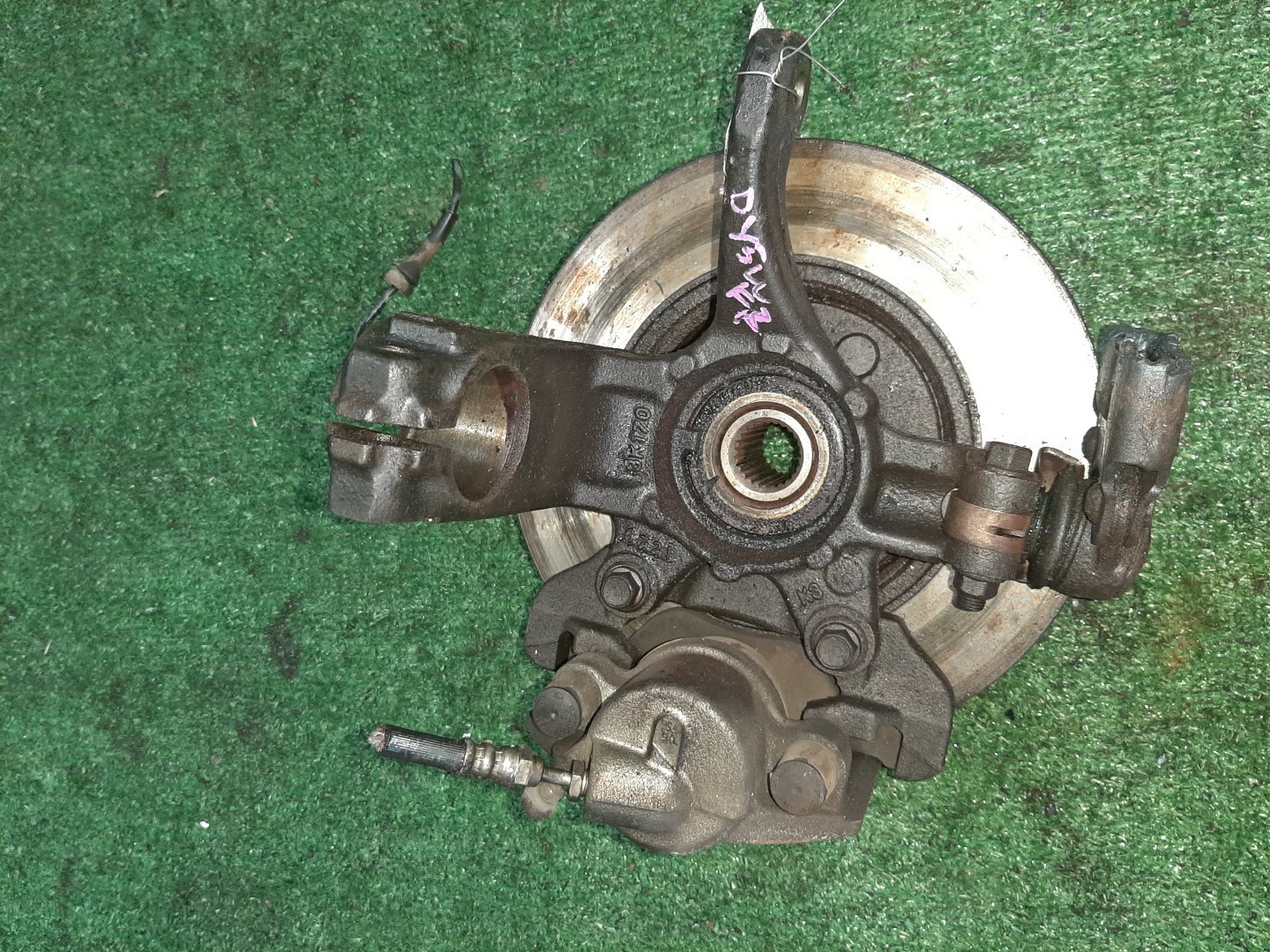 Ступица правая передняя MAZDA DEMIO, VERISA DY3W, DY5W, DY3R, DY5R, DC5R, DC5W ZJ-VE, ZY-VE 3 ракурс