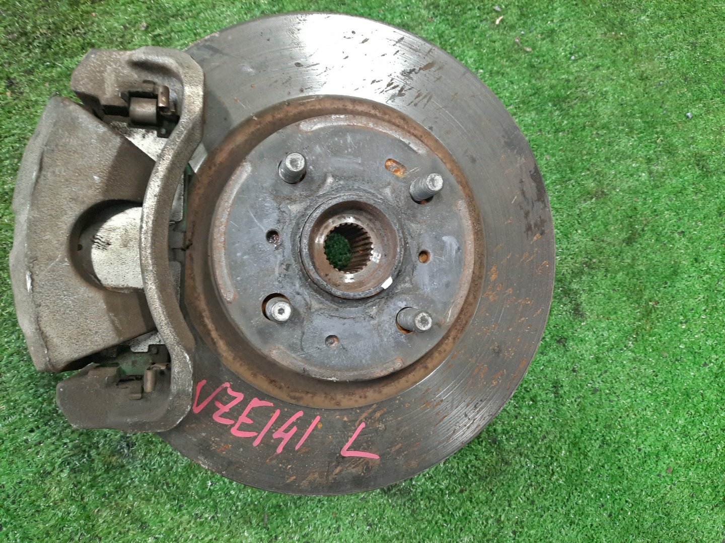 Ступица левая передняя TOYOTA AXIO, COROLLA FIELDER, COROLLA  AXIO, FIELDER NZE141, ZRE142, ZRE142G, NZE141G 1NZ-FE, 2ZR-FAE, 2ZR-FE 1 ракурс