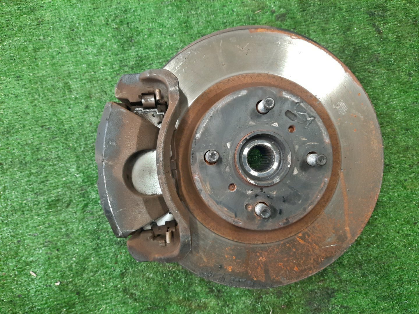 Ступица левая передняя TOYOTA AXIO, COROLLA FIELDER, COROLLA  AXIO, FIELDER NZE141, ZRE142, ZRE142G, NZE141G 1NZ-FE, 2ZR-FAE, 2ZR-FE 1 ракурс