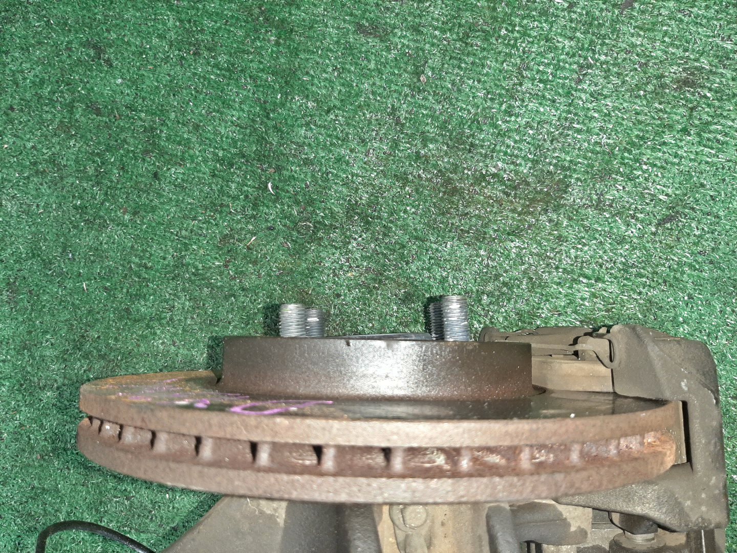 Ступица левая передняя MAZDA DEMIO, VERISA DY3W, DY5W, DY3R, DY5R, DC5R, DC5W ZJ-VE, ZY-VE 2 ракурс