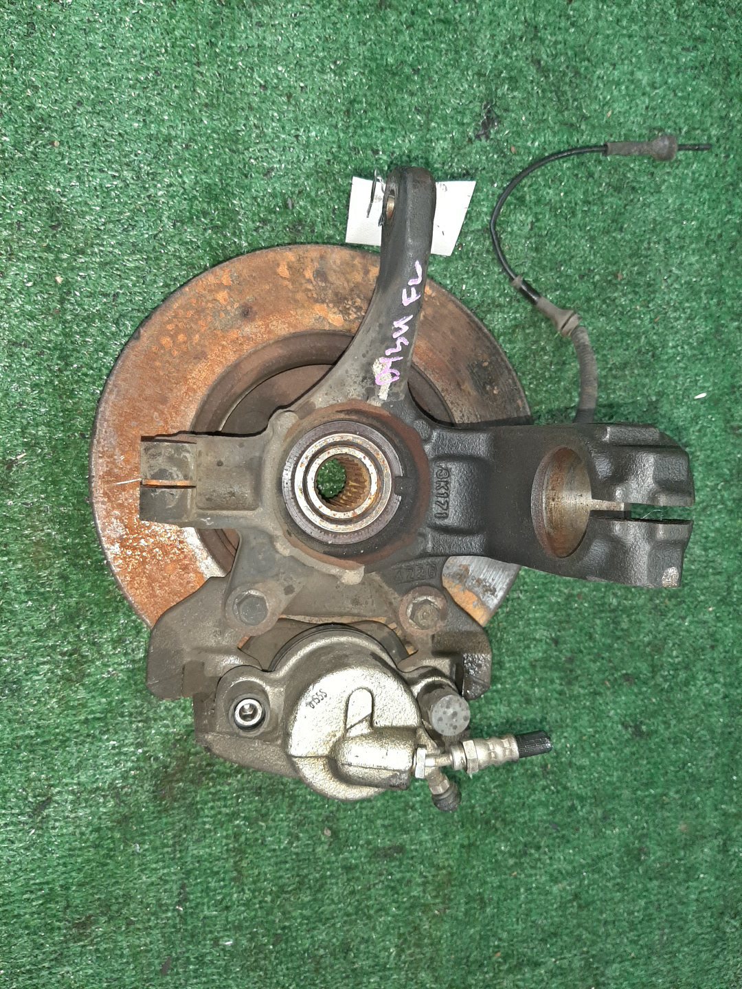 Ступица левая передняя MAZDA DEMIO, VERISA DY3W, DY5W, DY3R, DY5R, DC5R, DC5W ZJ-VE, ZY-VE 3 ракурс