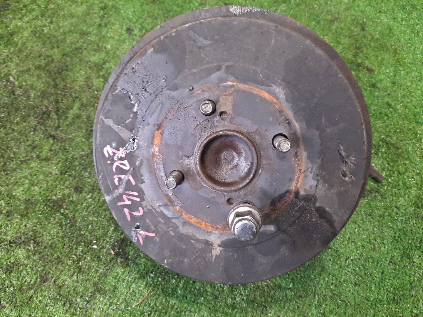 Ступица левая задняя TOYOTA AXIO, COROLLA FIELDER, COROLLA AXIO, FIELDER NZE141, ZRE142, ZRE142G, NZE141G 1NZ-FE, 2ZR-FAE, 2ZR-FE 1 ракурс Ступица левая задняя TOYOTA AXIO, COROLLA FIELDER, COROLLA AXIO, FIELDER NZE141, ZRE142, ZRE142G, NZE141G 1NZ-FE, 2ZR-FAE, 2ZR-FE 1 ракурс