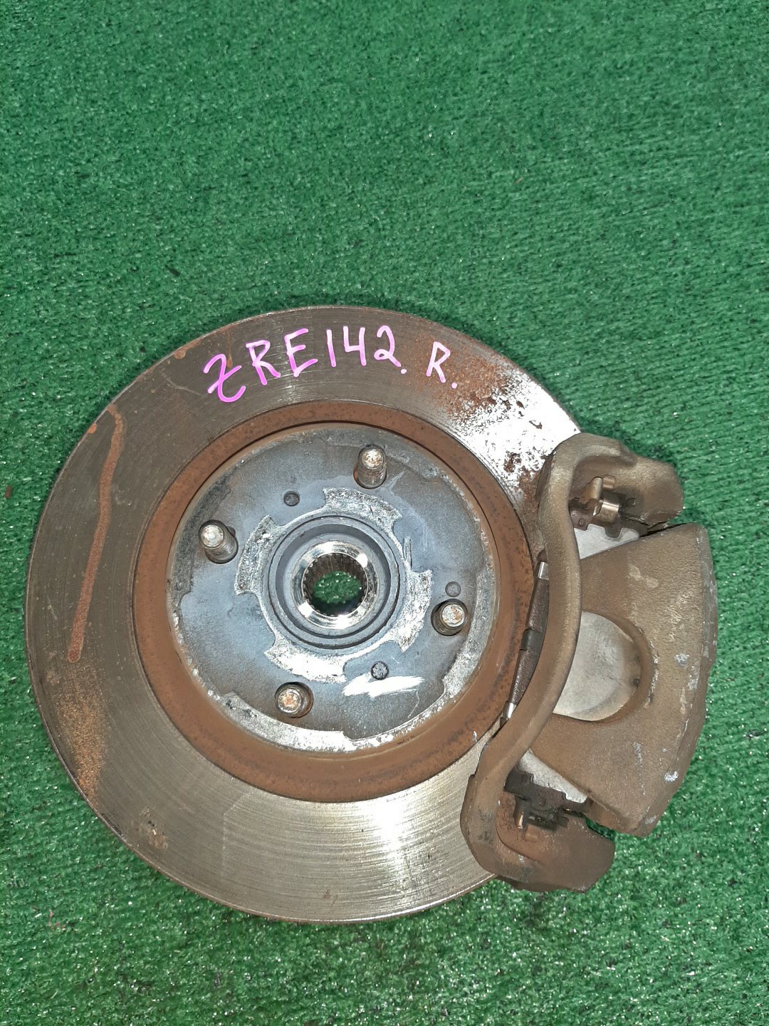 Ступица правая передняя TOYOTA AXIO, COROLLA FIELDER, COROLLA AXIO, FIELDER NZE141, ZRE142, ZRE142G, NZE141G 1NZ-FE, 2ZR-FAE, 2ZR-FE 1 ракурс Ступица правая передняя TOYOTA AXIO, COROLLA FIELDER, COROLLA AXIO, FIELDER NZE141, ZRE142, ZRE142G, NZE141G 1NZ-FE, 2ZR-FAE, 2ZR-FE 1 ракурс