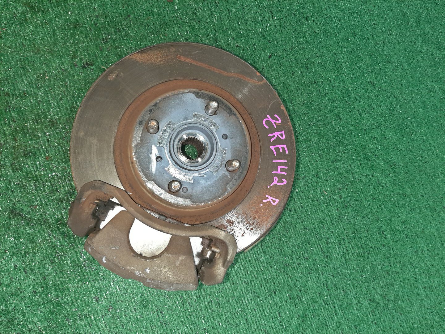 Ступица правая передняя TOYOTA AXIO, COROLLA FIELDER, COROLLA AXIO, FIELDER NZE141, ZRE142, ZRE142G, NZE141G 1NZ-FE, 2ZR-FAE, 2ZR-FE 2 ракурс Ступица правая передняя TOYOTA AXIO, COROLLA FIELDER, COROLLA AXIO, FIELDER NZE141, ZRE142, ZRE142G, NZE141G 1NZ-FE, 2ZR-FAE, 2ZR-FE 2 ракурс