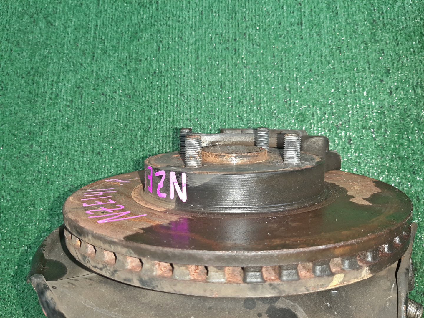 Ступица правая передняя TOYOTA AXIO, COROLLA FIELDER, COROLLA AXIO, FIELDER NZE141, ZRE142, ZRE142G, NZE141G 1NZ-FE, 2ZR-FAE, 2ZR-FE 2 ракурс Ступица правая передняя TOYOTA AXIO, COROLLA FIELDER, COROLLA AXIO, FIELDER NZE141, ZRE142, ZRE142G, NZE141G 1NZ-FE, 2ZR-FAE, 2ZR-FE 2 ракурс