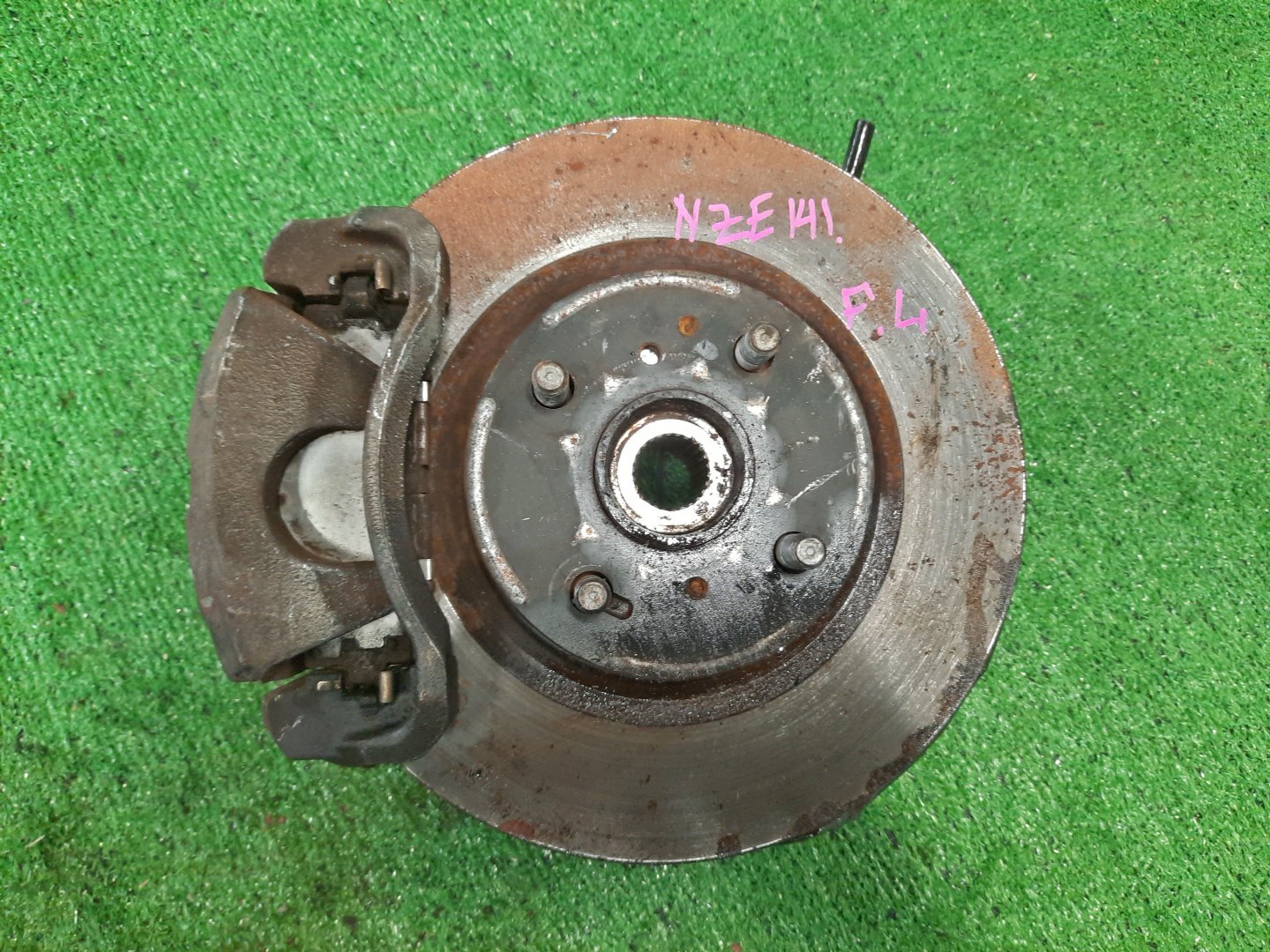 Ступица левая передняя TOYOTA AXIO, COROLLA FIELDER, COROLLA AXIO, FIELDER NZE141, ZRE142, ZRE142G, NZE141G 1NZ-FE, 2ZR-FAE, 2ZR-FE 1 ракурс Ступица левая передняя TOYOTA AXIO, COROLLA FIELDER, COROLLA AXIO, FIELDER NZE141, ZRE142, ZRE142G, NZE141G 1NZ-FE, 2ZR-FAE, 2ZR-FE 1 ракурс