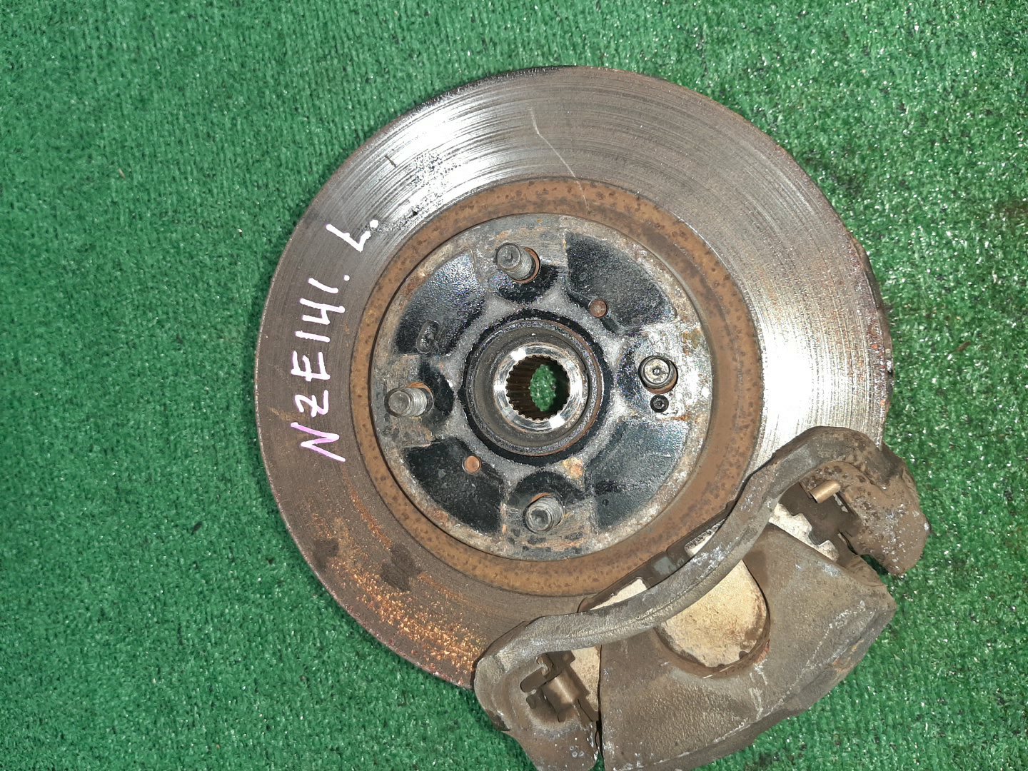 Ступица левая передняя TOYOTA AXIO, COROLLA FIELDER, COROLLA AXIO, FIELDER NZE141, ZRE142, ZRE142G, NZE141G 1NZ-FE, 2ZR-FAE, 2ZR-FE 1 ракурс Ступица левая передняя TOYOTA AXIO, COROLLA FIELDER, COROLLA AXIO, FIELDER NZE141, ZRE142, ZRE142G, NZE141G 1NZ-FE, 2ZR-FAE, 2ZR-FE 1 ракурс