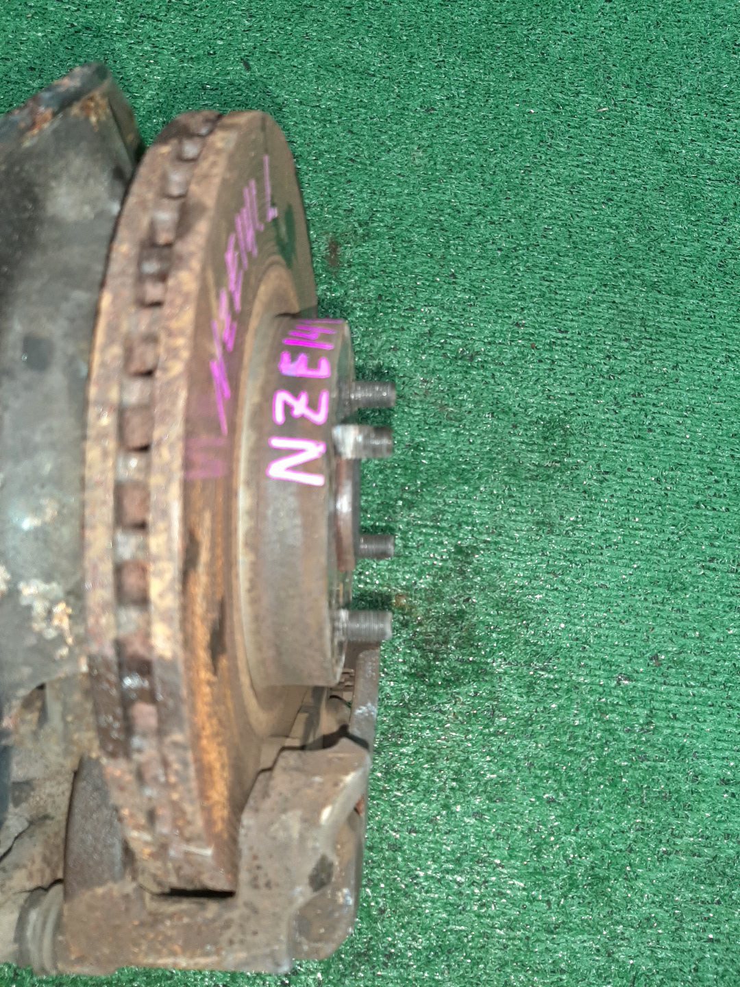 Ступица левая передняя TOYOTA AXIO, COROLLA FIELDER, COROLLA AXIO, FIELDER NZE141, ZRE142, ZRE142G, NZE141G 1NZ-FE, 2ZR-FAE, 2ZR-FE 2 ракурс Ступица левая передняя TOYOTA AXIO, COROLLA FIELDER, COROLLA AXIO, FIELDER NZE141, ZRE142, ZRE142G, NZE141G 1NZ-FE, 2ZR-FAE, 2ZR-FE 2 ракурс