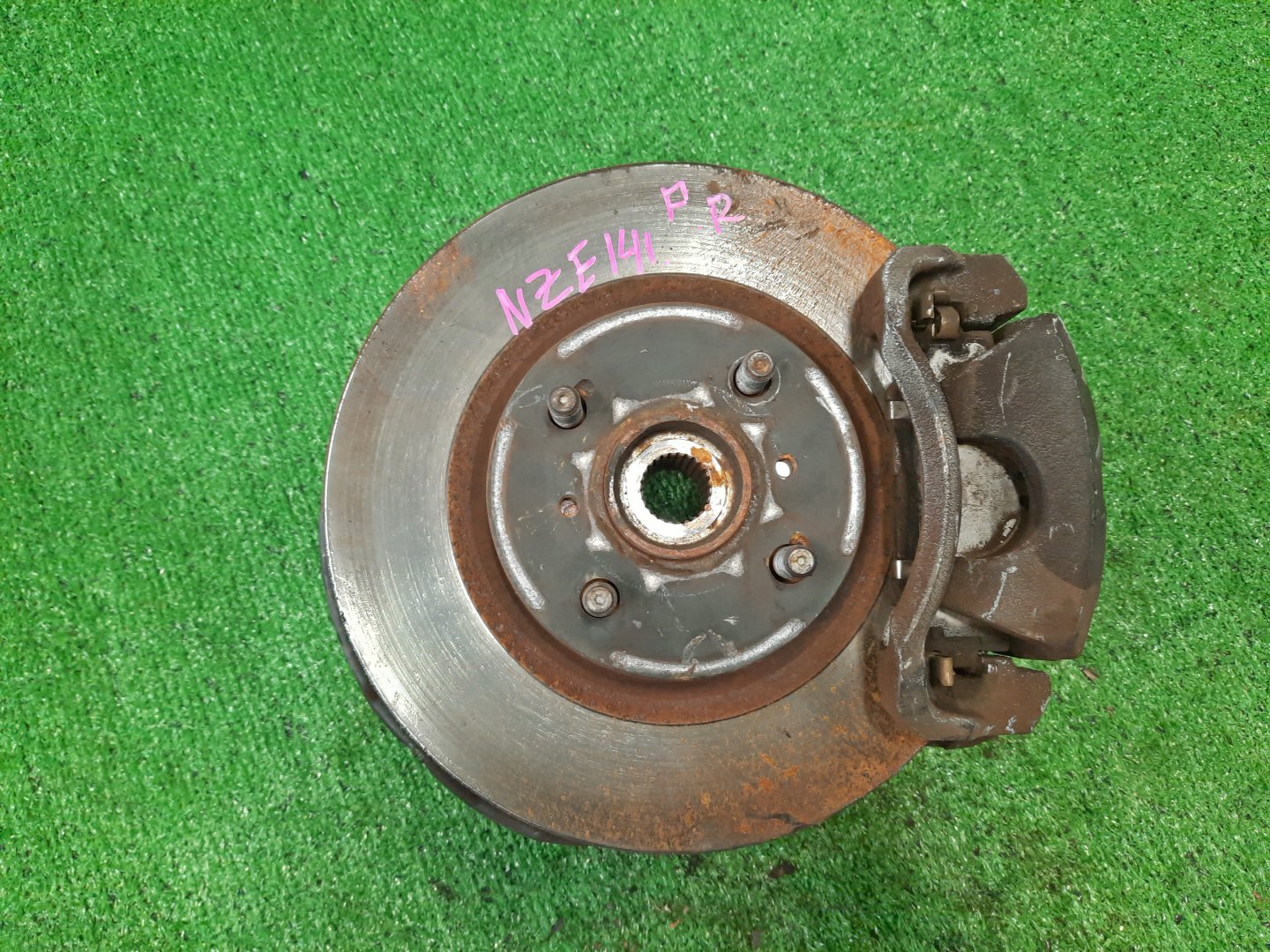 Ступица правая передняя TOYOTA AXIO, COROLLA FIELDER, COROLLA AXIO, FIELDER NZE141, ZRE142, ZRE142G, NZE141G 1NZ-FE, 2ZR-FAE, 2ZR-FE 1 ракурс Ступица правая передняя TOYOTA AXIO, COROLLA FIELDER, COROLLA AXIO, FIELDER NZE141, ZRE142, ZRE142G, NZE141G 1NZ-FE, 2ZR-FAE, 2ZR-FE 1 ракурс