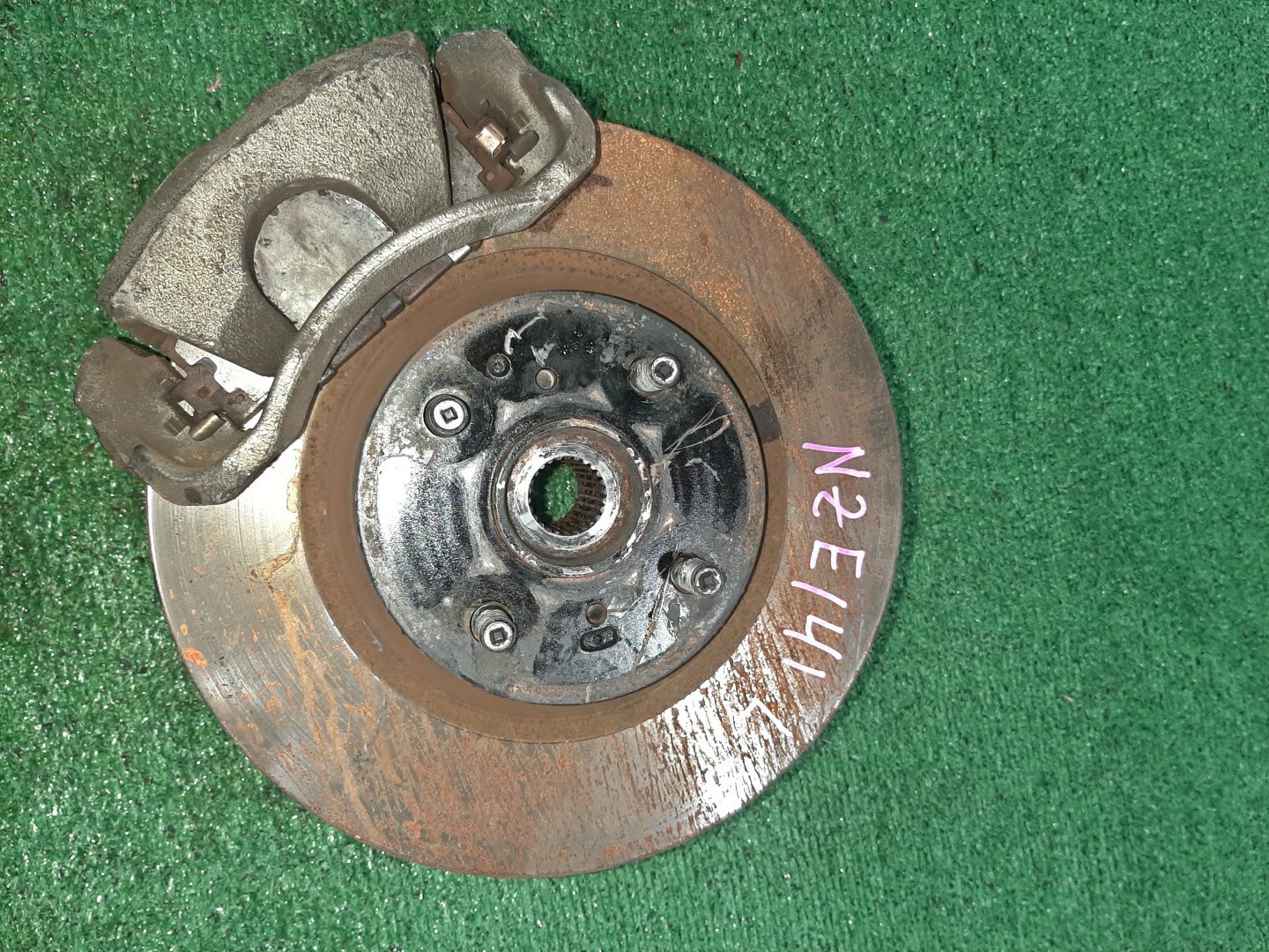 Ступица левая передняя TOYOTA AXIO, COROLLA FIELDER, COROLLA AXIO, FIELDER NZE141, ZRE142, ZRE142G, NZE141G 1NZ-FE, 2ZR-FAE, 2ZR-FE 1 ракурс Ступица левая передняя TOYOTA AXIO, COROLLA FIELDER, COROLLA AXIO, FIELDER NZE141, ZRE142, ZRE142G, NZE141G 1NZ-FE, 2ZR-FAE, 2ZR-FE 1 ракурс