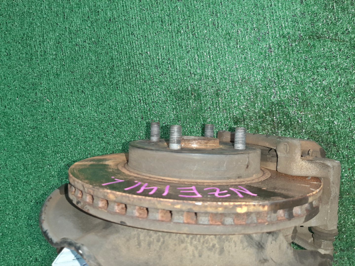 Ступица левая передняя TOYOTA AXIO, COROLLA FIELDER, COROLLA AXIO, FIELDER NZE141, ZRE142, ZRE142G, NZE141G 1NZ-FE, 2ZR-FAE, 2ZR-FE 2 ракурс Ступица левая передняя TOYOTA AXIO, COROLLA FIELDER, COROLLA AXIO, FIELDER NZE141, ZRE142, ZRE142G, NZE141G 1NZ-FE, 2ZR-FAE, 2ZR-FE 2 ракурс