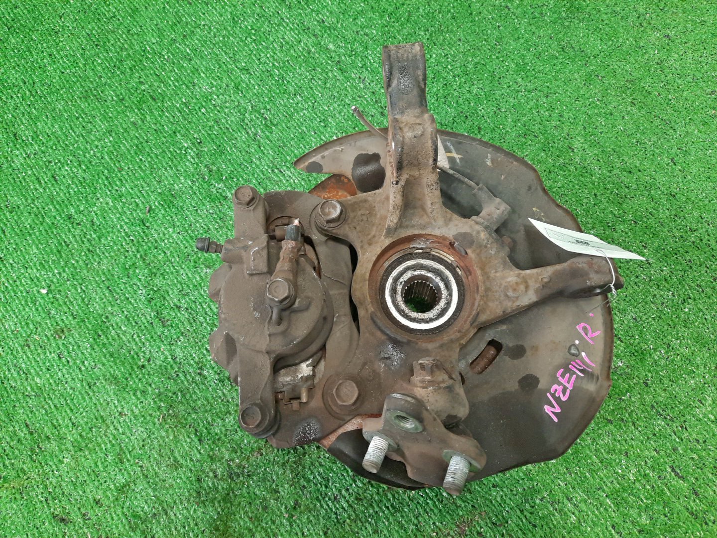 Ступица правая передняя TOYOTA AXIO, COROLLA FIELDER, COROLLA AXIO, FIELDER NZE141, ZRE142, ZRE142G, NZE141G 1NZ-FE, 2ZR-FAE, 2ZR-FE 2 ракурс Ступица правая передняя TOYOTA AXIO, COROLLA FIELDER, COROLLA AXIO, FIELDER NZE141, ZRE142, ZRE142G, NZE141G 1NZ-FE, 2ZR-FAE, 2ZR-FE 2 ракурс