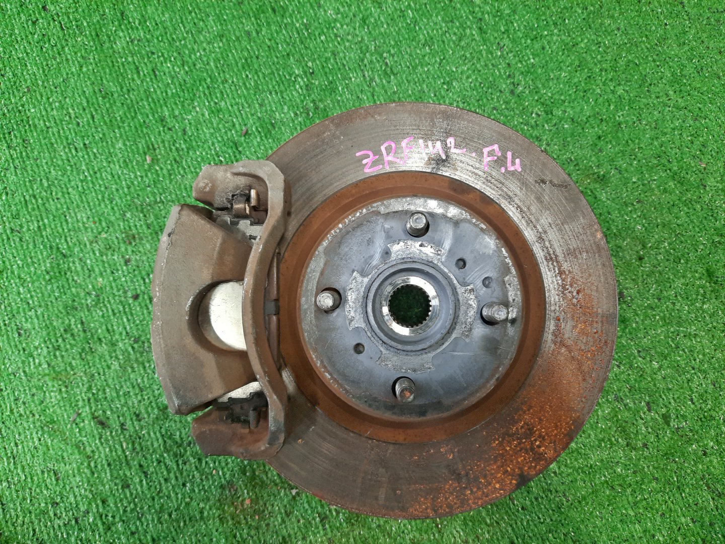 Ступица левая передняя TOYOTA AXIO, COROLLA FIELDER, COROLLA AXIO, FIELDER NZE141, ZRE142, ZRE142G, NZE141G 1NZ-FE, 2ZR-FAE, 2ZR-FE 1 ракурс Ступица левая передняя TOYOTA AXIO, COROLLA FIELDER, COROLLA AXIO, FIELDER NZE141, ZRE142, ZRE142G, NZE141G 1NZ-FE, 2ZR-FAE, 2ZR-FE 1 ракурс