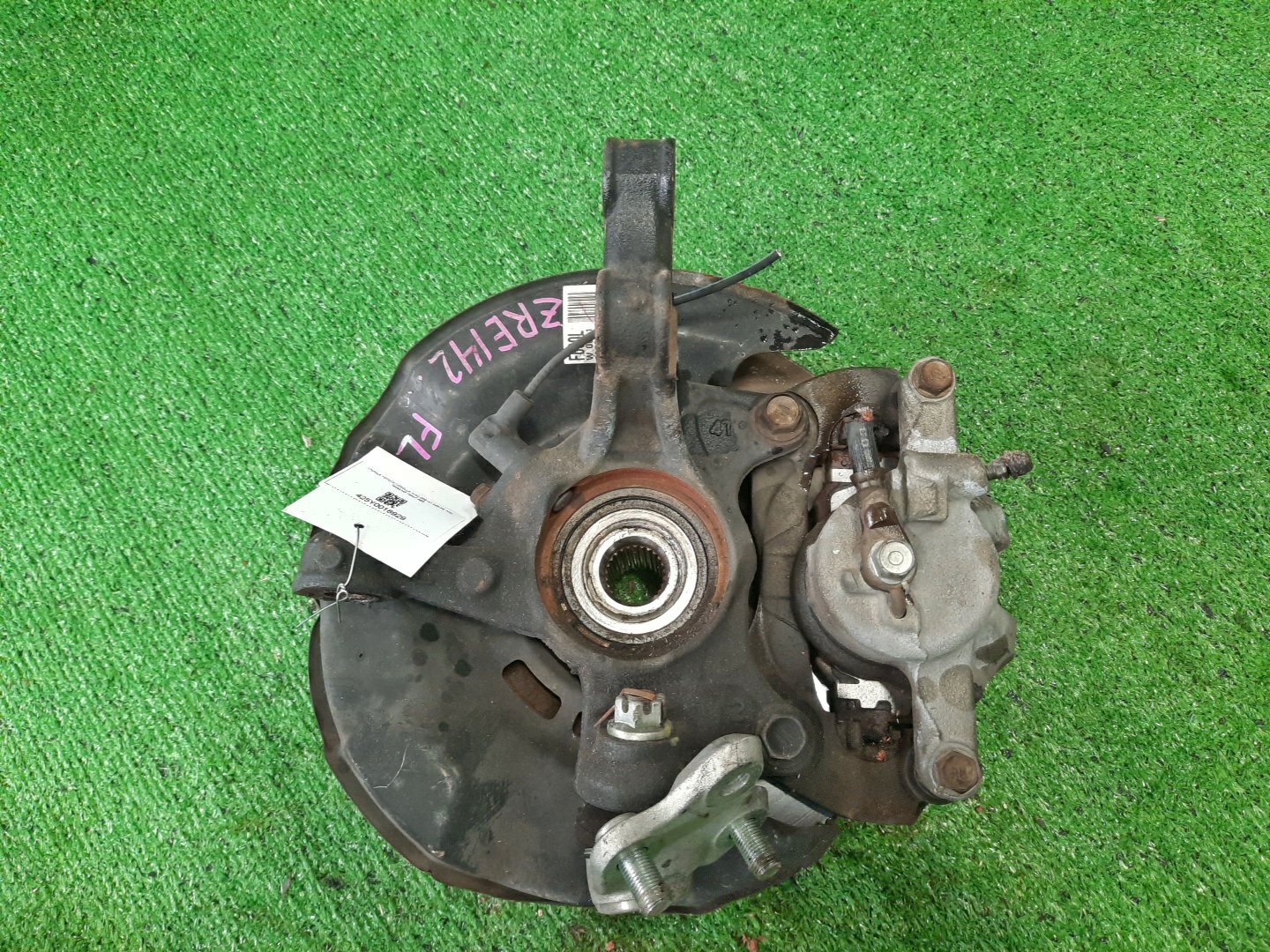 Ступица левая передняя TOYOTA AXIO, COROLLA FIELDER, COROLLA AXIO, FIELDER NZE141, ZRE142, ZRE142G, NZE141G 1NZ-FE, 2ZR-FAE, 2ZR-FE 2 ракурс Ступица левая передняя TOYOTA AXIO, COROLLA FIELDER, COROLLA AXIO, FIELDER NZE141, ZRE142, ZRE142G, NZE141G 1NZ-FE, 2ZR-FAE, 2ZR-FE 2 ракурс