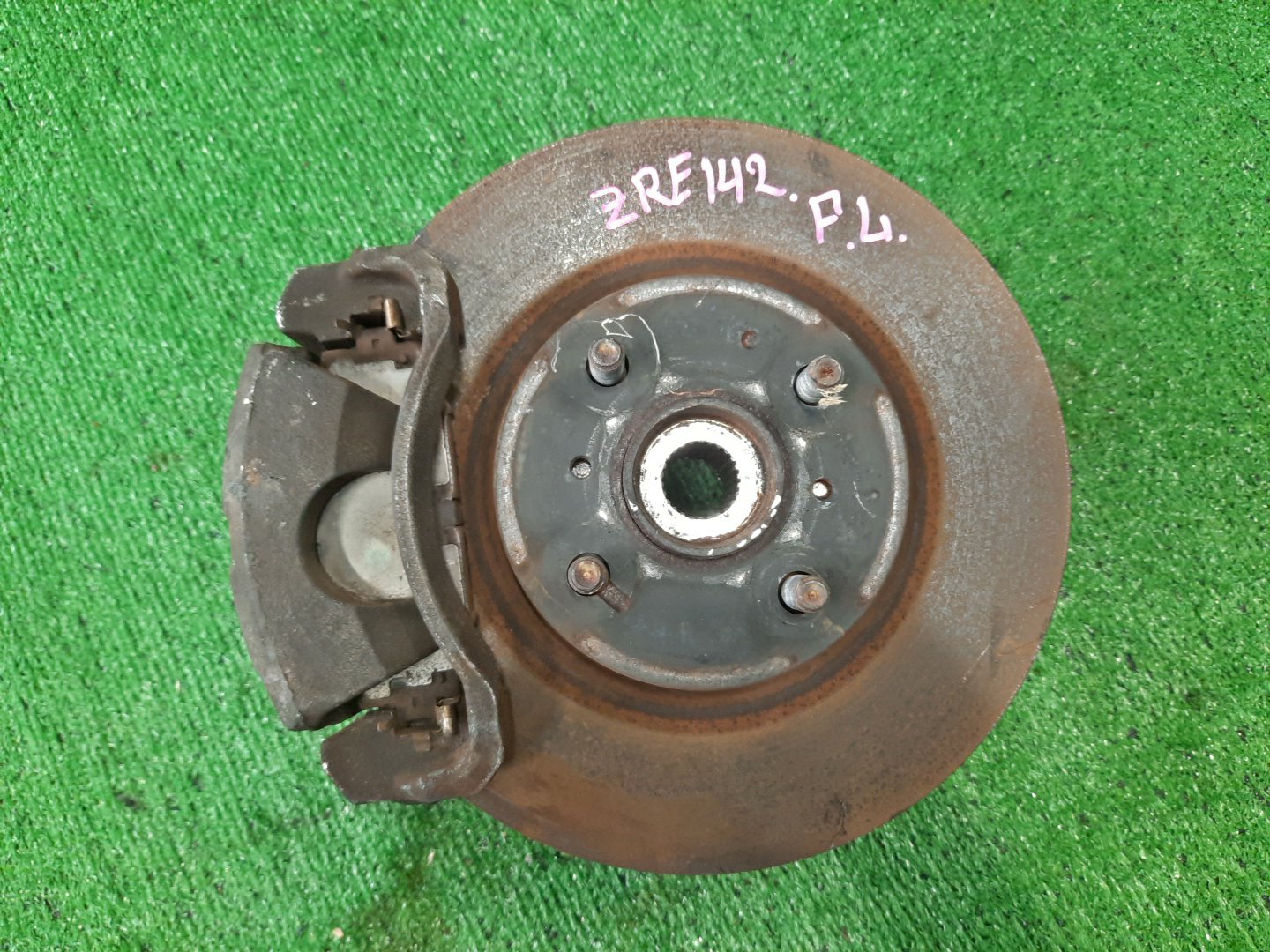 Ступица левая передняя TOYOTA AXIO, COROLLA FIELDER, COROLLA AXIO, FIELDER NZE141, ZRE142, ZRE142G, NZE141G 1NZ-FE, 2ZR-FAE, 2ZR-FE 1 ракурс Ступица левая передняя TOYOTA AXIO, COROLLA FIELDER, COROLLA AXIO, FIELDER NZE141, ZRE142, ZRE142G, NZE141G 1NZ-FE, 2ZR-FAE, 2ZR-FE 1 ракурс