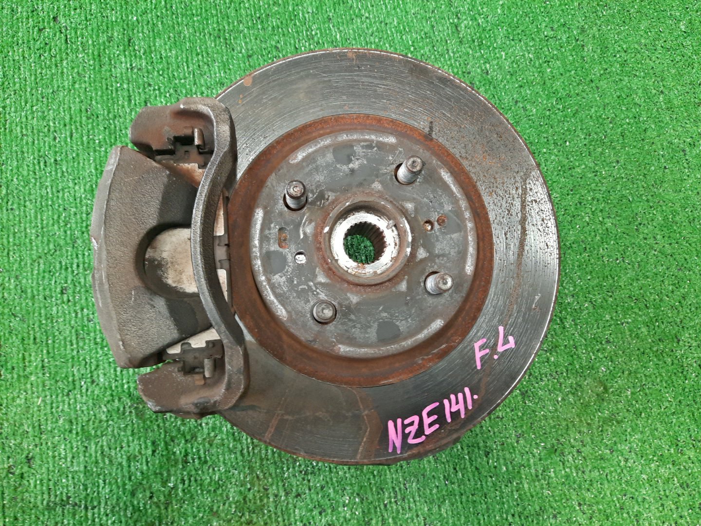Ступица левая передняя TOYOTA AXIO, COROLLA FIELDER, COROLLA AXIO, FIELDER NZE141, ZRE142, ZRE142G, NZE141G 1NZ-FE, 2ZR-FAE, 2ZR-FE 1 ракурс Ступица левая передняя TOYOTA AXIO, COROLLA FIELDER, COROLLA AXIO, FIELDER NZE141, ZRE142, ZRE142G, NZE141G 1NZ-FE, 2ZR-FAE, 2ZR-FE 1 ракурс