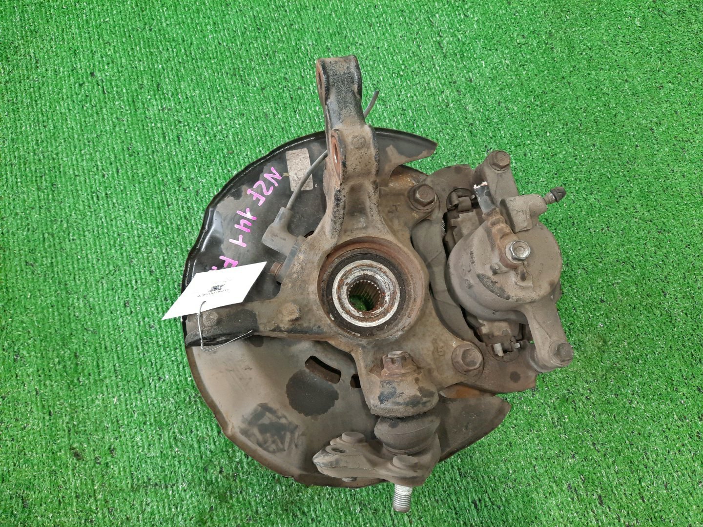 Ступица левая передняя TOYOTA AXIO, COROLLA FIELDER, COROLLA AXIO, FIELDER NZE141, ZRE142, ZRE142G, NZE141G 1NZ-FE, 2ZR-FAE, 2ZR-FE 2 ракурс Ступица левая передняя TOYOTA AXIO, COROLLA FIELDER, COROLLA AXIO, FIELDER NZE141, ZRE142, ZRE142G, NZE141G 1NZ-FE, 2ZR-FAE, 2ZR-FE 2 ракурс